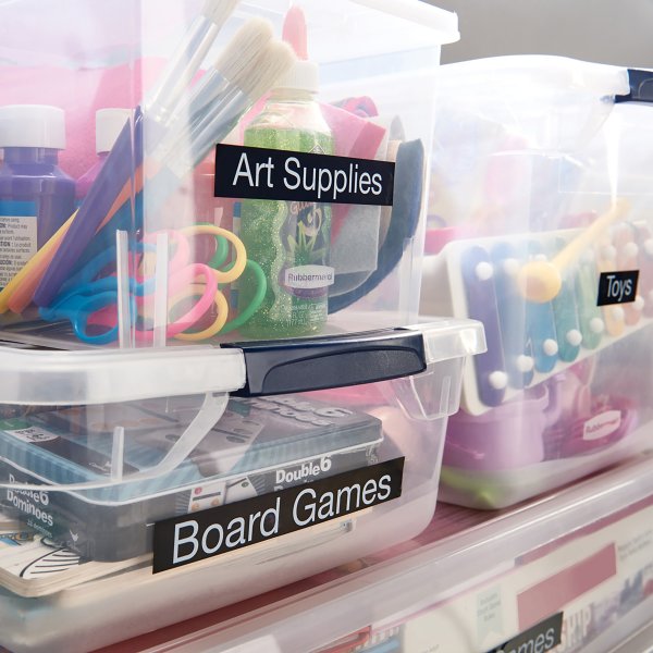 Dymo D1 märktejp 24 mm, vit på svart