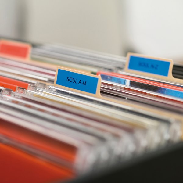 Dymo D1 etikettband 9 mm, svart på blå