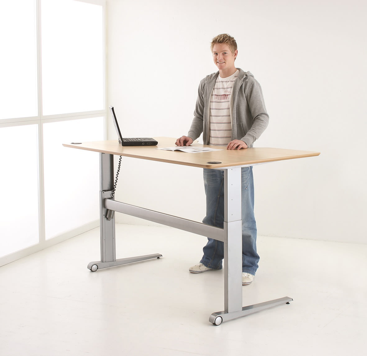 Skrivbord Steady Höj/Sänk 180 cm M. maguttag Lönn