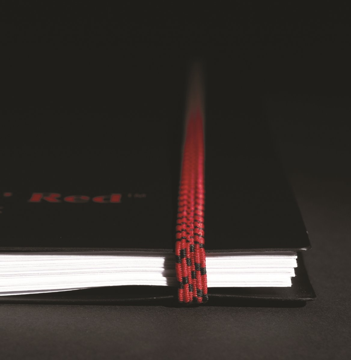 Oxford Black N' Red Anteckningsbok A4, linjerat