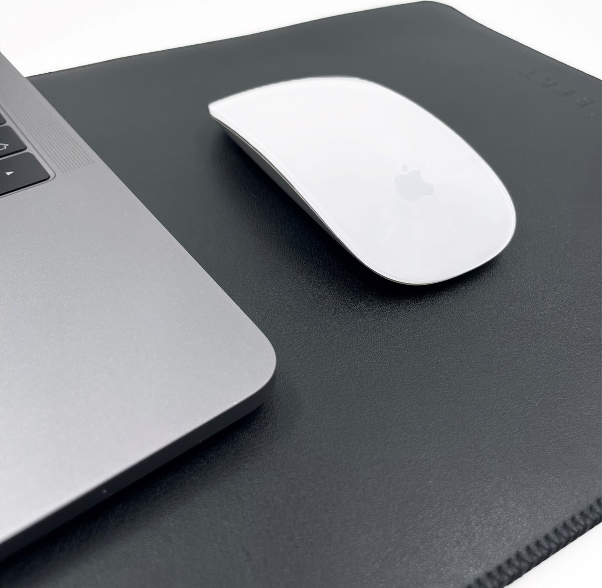 Philbert Ultra Slim Sleeve med rem för Macbook 13"