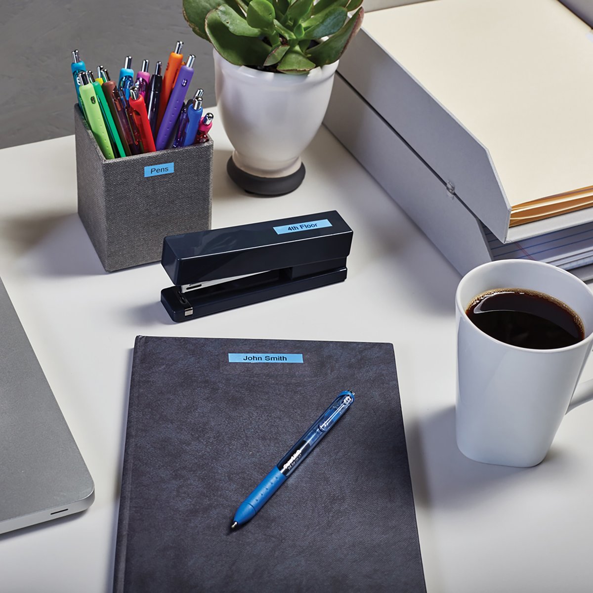 Dymo D1 etikettband 9 mm, svart på blå