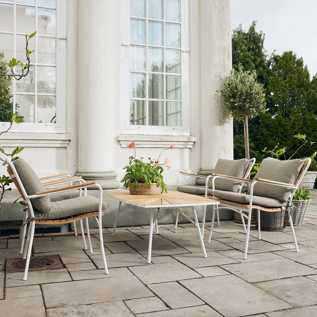 Marguerit Loungeset med 4 stolar + bord L130