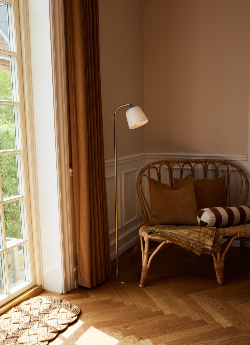 Room 49 golvlampa, Ø15xH135 cm, Opal/mässing