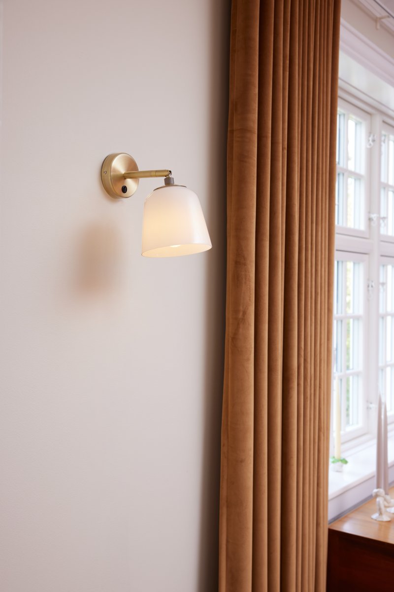 Room 49 vägglampa, Ø15 cm, Opal/mässing