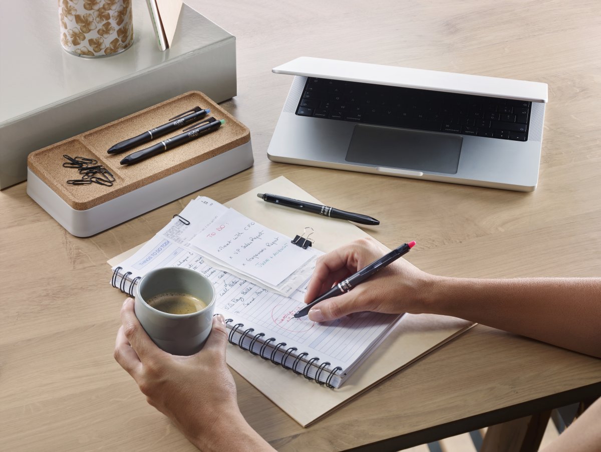 Pilot Frixion Ball+ Rollerball penna | M | Röd