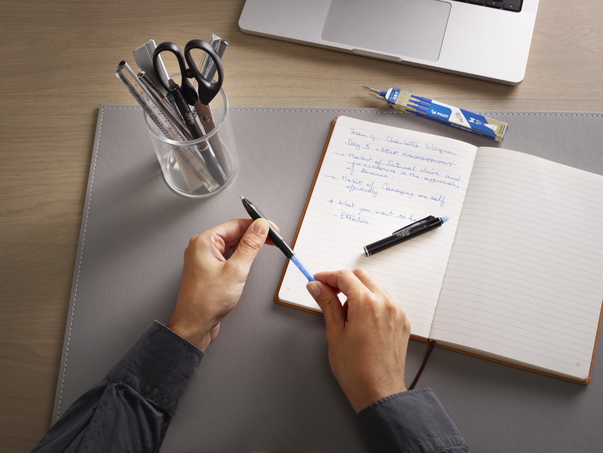 Pilot Frixion Ball+ Rollerball penna | M | Svart