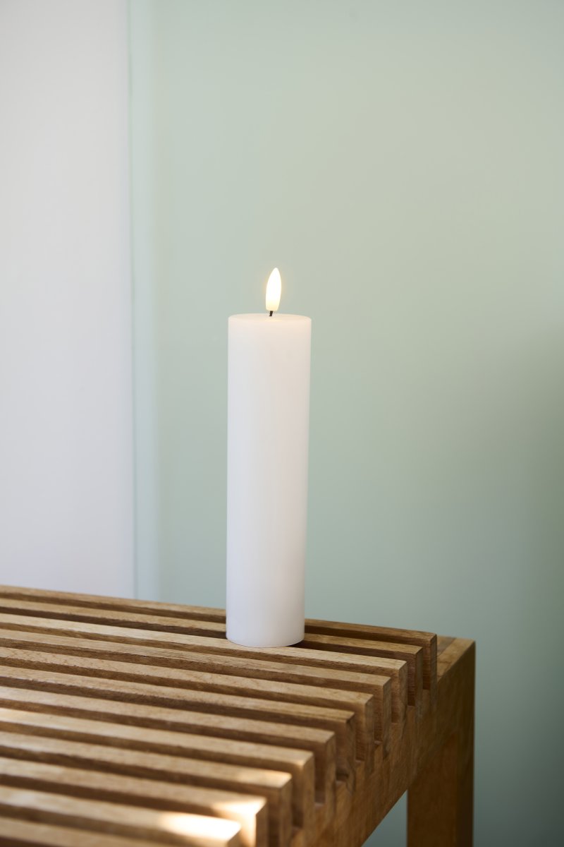 Sirius Sille uppladdningsb. LED-ljus Ø5xH20cm, vit