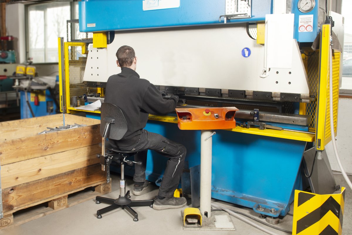 Solid arbetsstol, svart, plast, 64-90 cm, foder