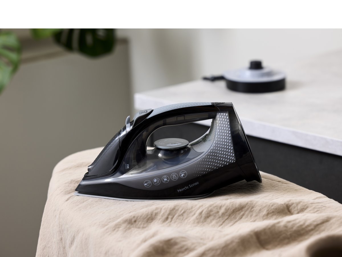 Nordic Sense sladdlöst ångstrykjärn 2400 Watt