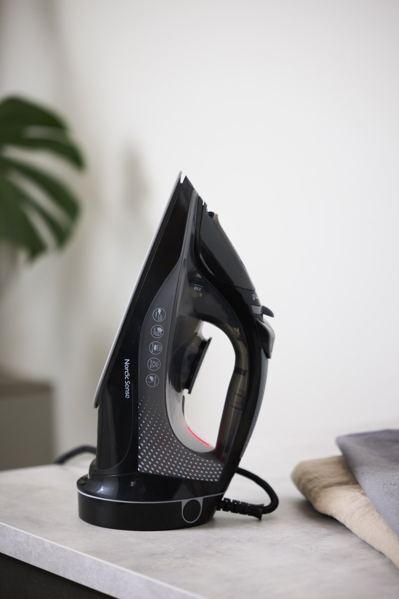 Nordic Sense sladdlöst ångstrykjärn 2400 Watt