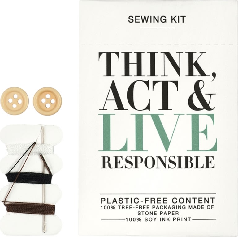 Sykit med nål, säkerhetsnål, tråd och knappar