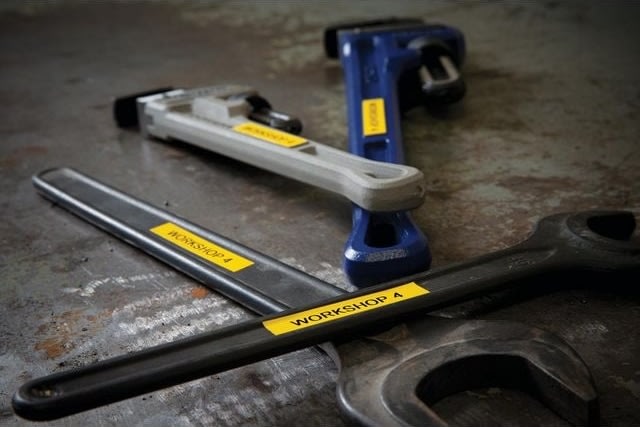 Dymo Rhino Vinyltape 19mm, svart på gul