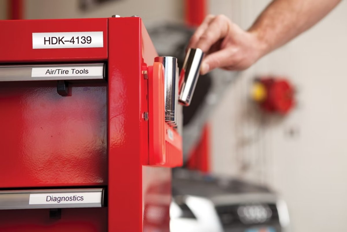 Dymo Rhino Permanent Polyester, 19 mm, svart på me