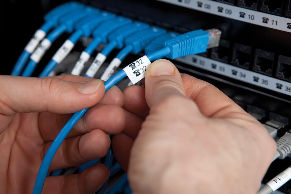 Dymo RHINO Permanent Polyester 24mm, svart på vit