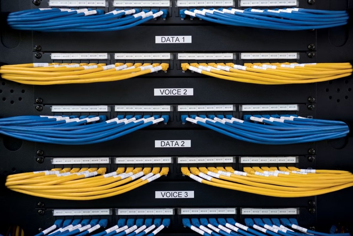 Dymo Rhino Vinyltape, 9 mm, vit på svart