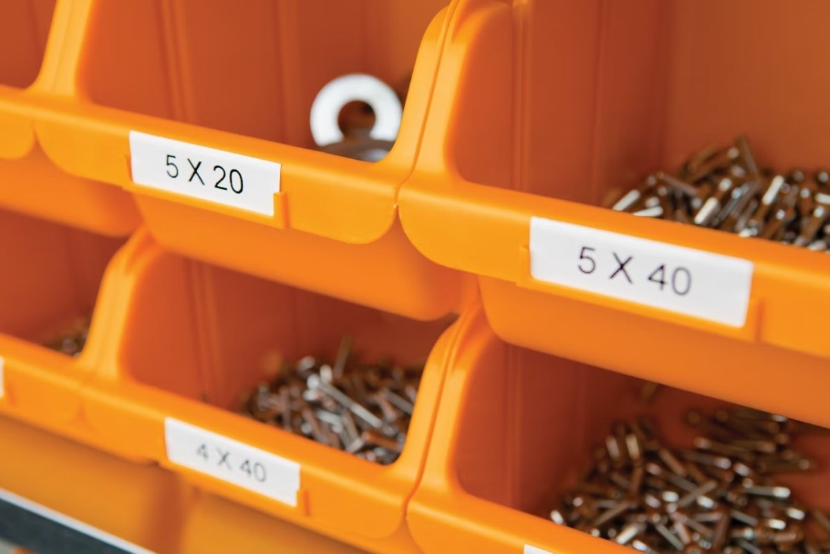 Dymo Rhino Vinyltape 12mm, vit på röd