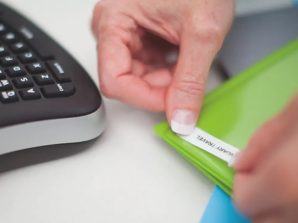 Dymo D1 etikettband 9mm, svart på klar