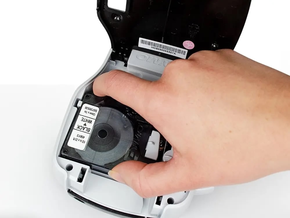 Dymo D1 etikettape, 19 mm, svart på vit