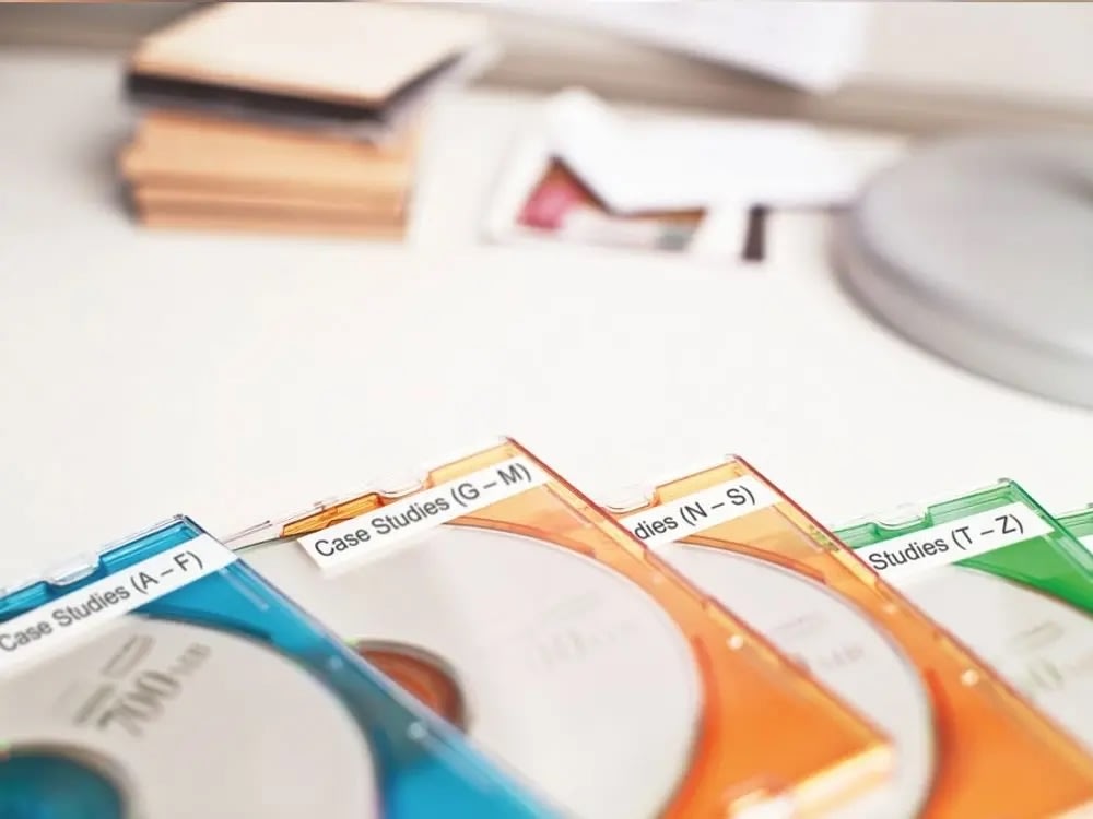 Dymo D1 etikettape, 12 mm, blå på vit