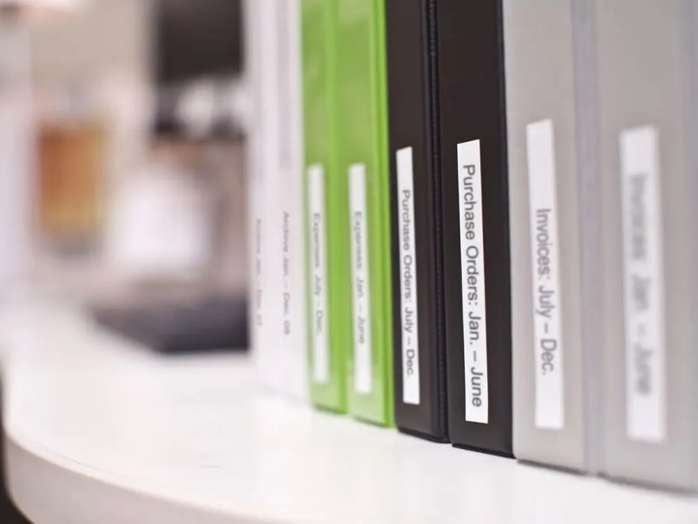 Dymo D1 etikettape, 12 mm, svart på röd