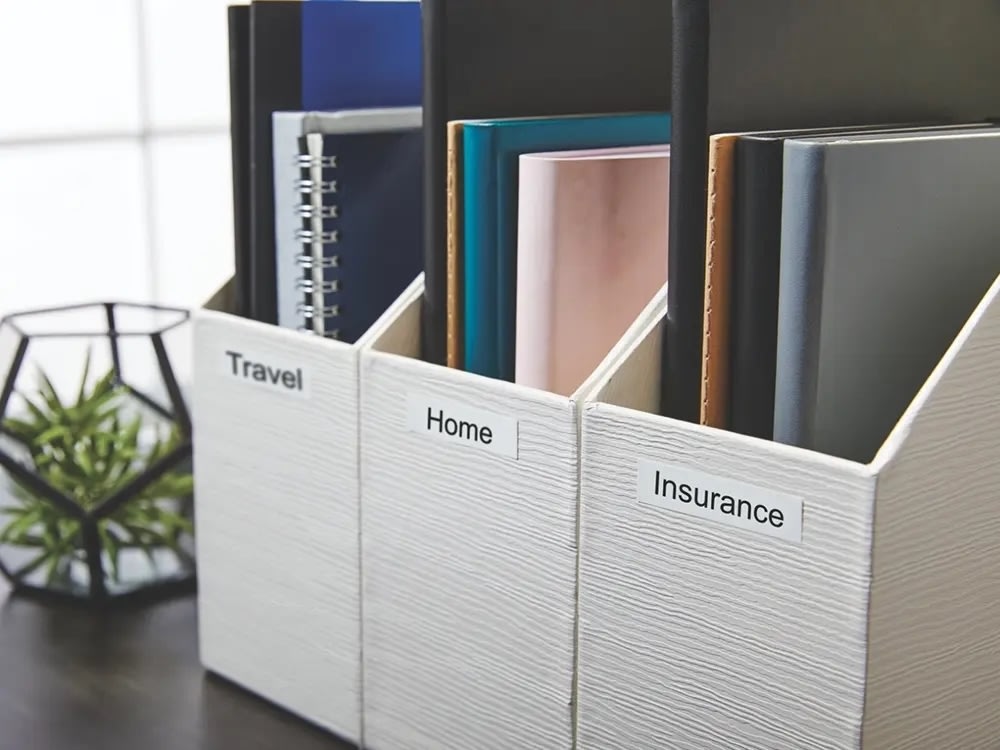 Dymo D1 polyestertape, 19 mm, svart på vit