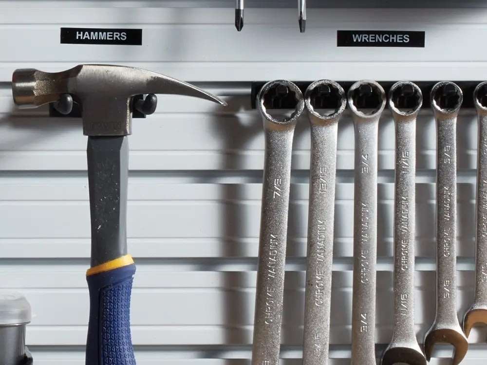 Dymo D1 polyestertape, 19 mm, svart på vit