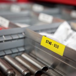 Dymo Rhino Vinyltape 19mm, svart på gul