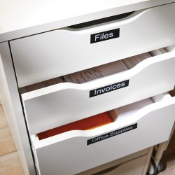 Dymo D1 märktejp 24 mm, vit på svart