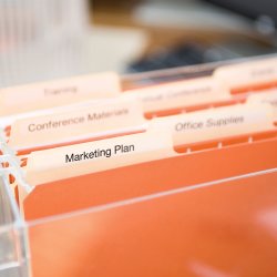 Dymo D1 etikettband 9mm, svart på klar