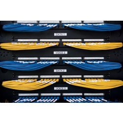 Dymo Rhino Vinyltape, 9 mm, vit på svart