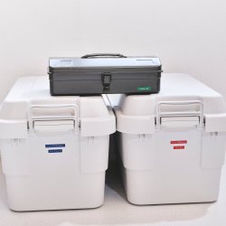 Dymo 3D präglingstape, 9 mm, vit på röd