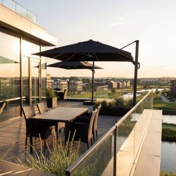 Hängparasoll 3,5x3,5m,fot,med hjul,lock,LED,svart