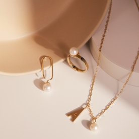 Design Letters halsband med hänge och örhängen