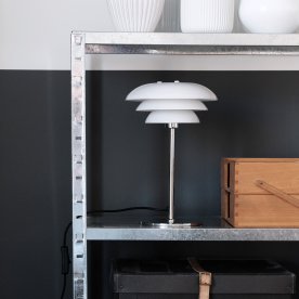 Dyberg Larsen DL20 Bordslampa, opal/krom
