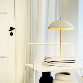 Dyberg Larsen Globus Bordslampa, vit/mässing
